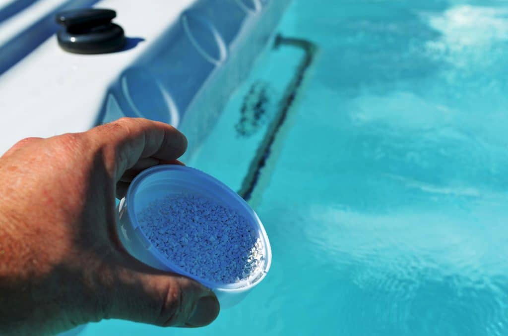 traiter l’eau de sa piscine avec du brome