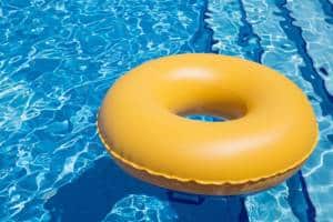 Quels sont les principaux critères de prix de l’abri de piscine plat ?
