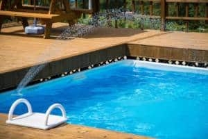 Pourquoi opter pour une piscine coque semi-enterrée ?