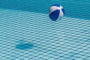 Quels sont les avantages d’un abri de piscine mi-haut ?