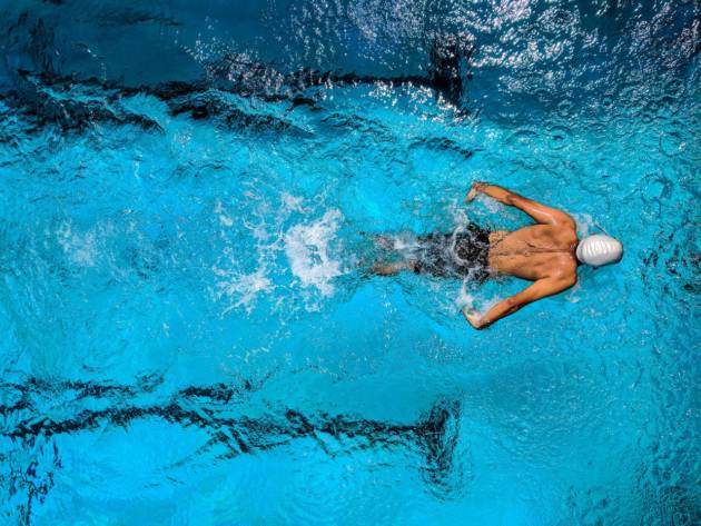 Comment est fabriquée une piscine coque en polyester ?